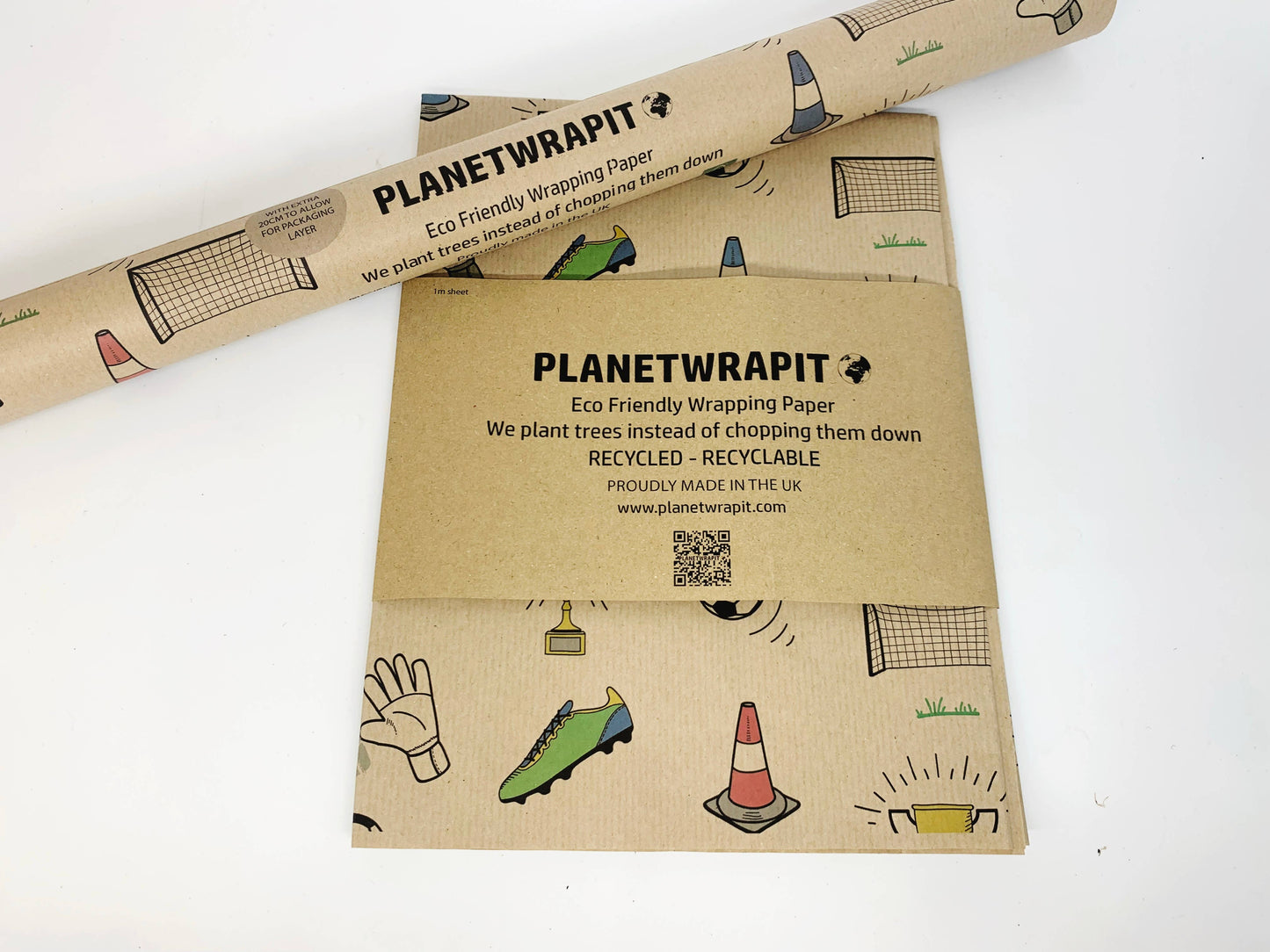 Gavepapir i resirkulert kraftpapir – perfekt for fotballfansen! (Rull 3 m x 50 cm)