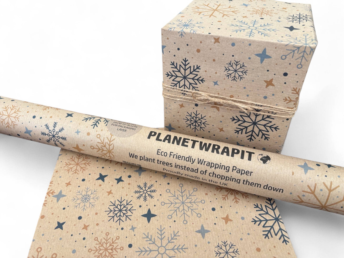 Gavepapir i resirkulert kraftpapir – med vakre jule-snøfnugg! (Rull 3 m x 50 cm)
