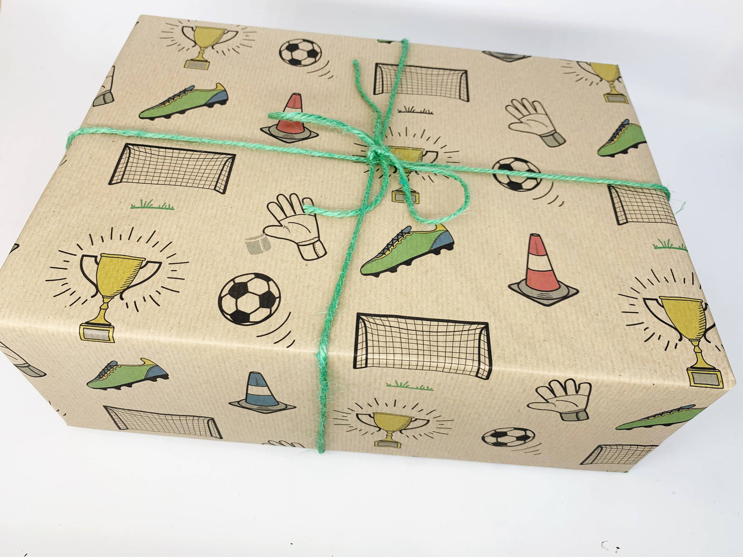 Gavepapir i resirkulert kraftpapir – perfekt for fotballfansen! (Rull 3 m x 50 cm)
