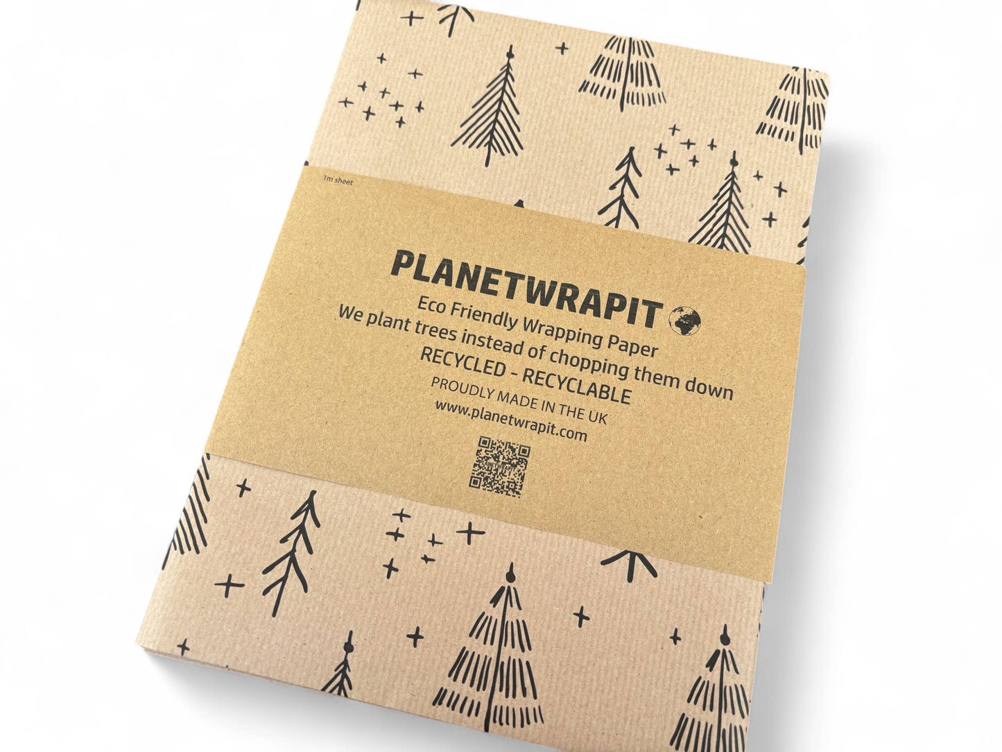 Gavepapir i resirkulert kraftpapir – med elegante svarte juletrær! (rull 3m x 50 cm)