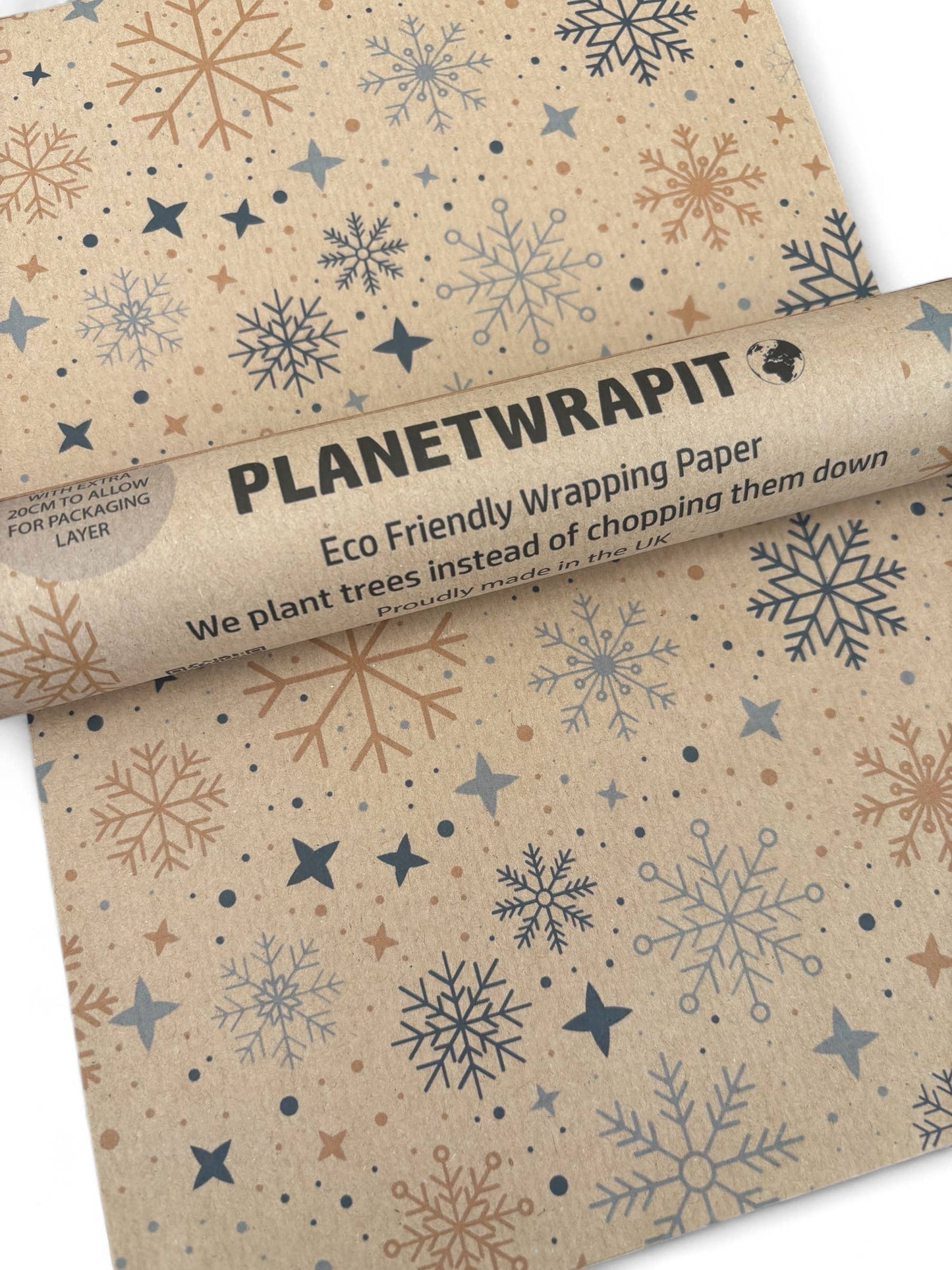 Gavepapir i resirkulert kraftpapir – med vakre jule-snøfnugg! (Rull 3 m x 50 cm)