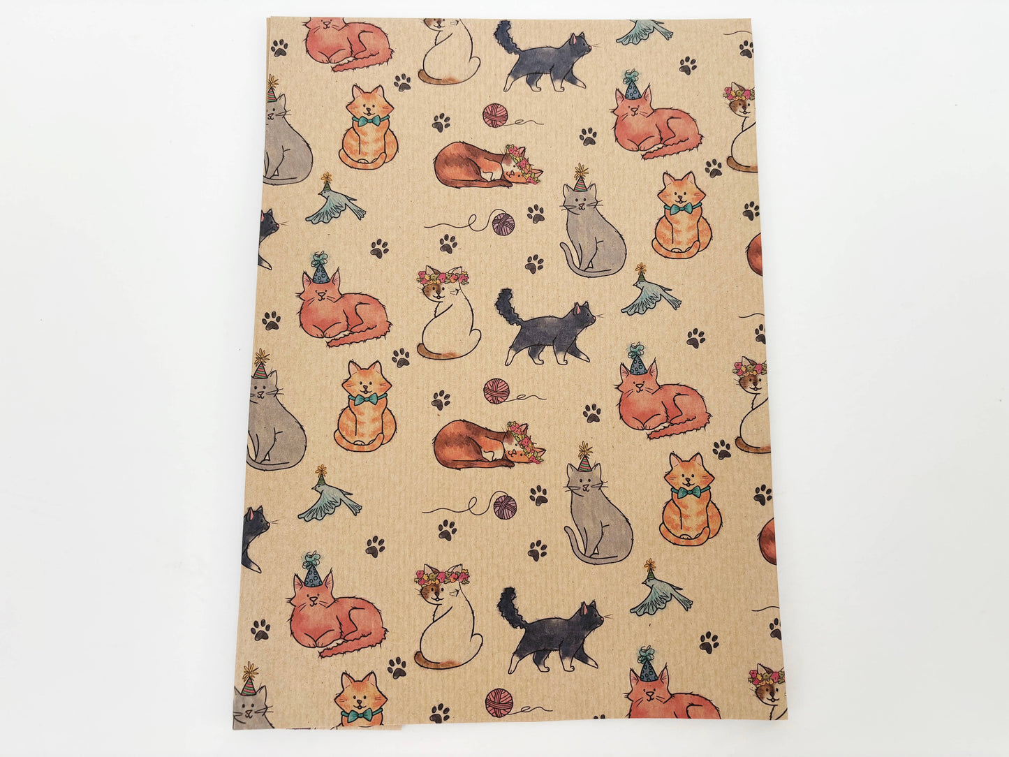 Gavepapir i resirkulert kraftpapir – med festglade katter! (Rull 3 m x 50 cm)