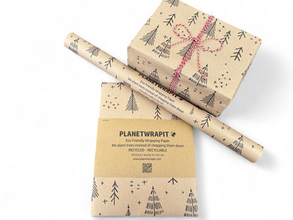 Gavepapir i resirkulert kraftpapir – med elegante svarte juletrær! (rull 3m x 50 cm)