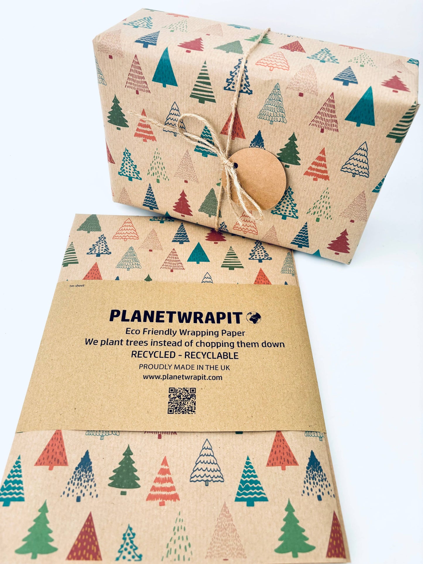 Gavepapir i resirkulert kraftpapir – med fargerike juletrær! (Rull 3 m x 50 cm)