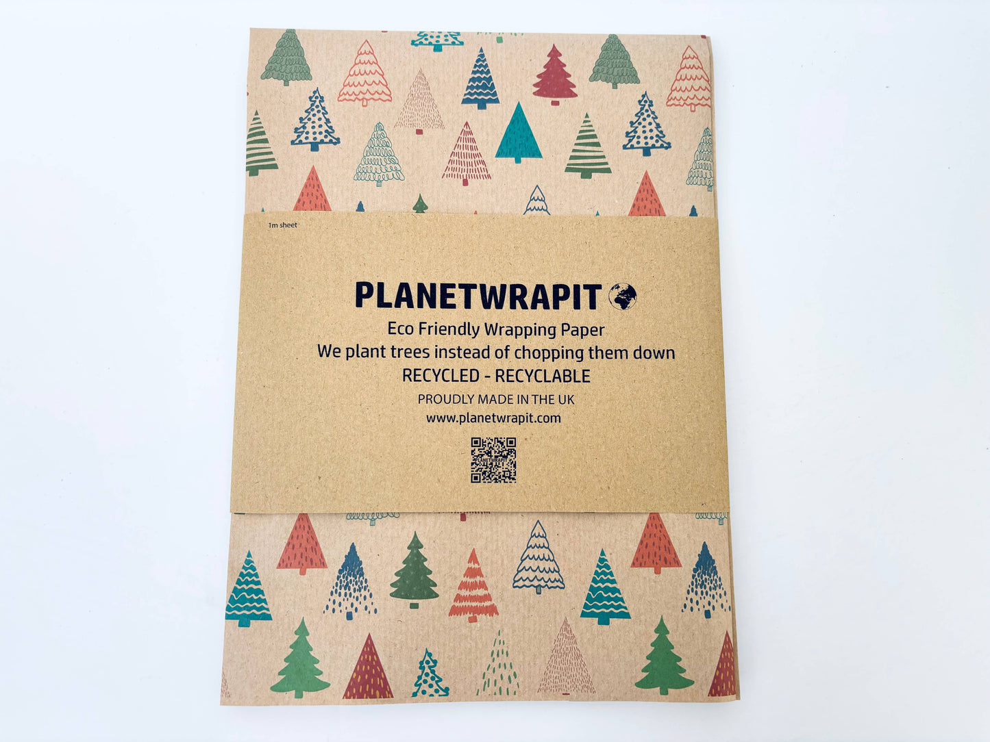 Gavepapir i resirkulert kraftpapir – med fargerike juletrær! (Rull 3 m x 50 cm)
