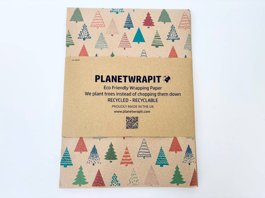 Gavepapir i resirkulert kraftpapir – med fargerike juletrær! (Rull 3 m x 50 cm)