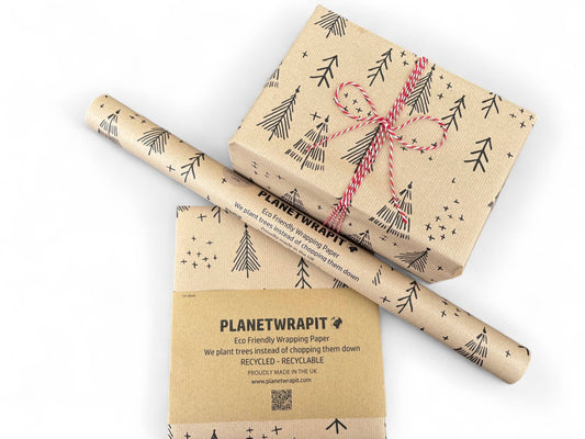 Gavepapir i resirkulert kraftpapir – med elegante svarte juletrær! (rull 3m x 50 cm)