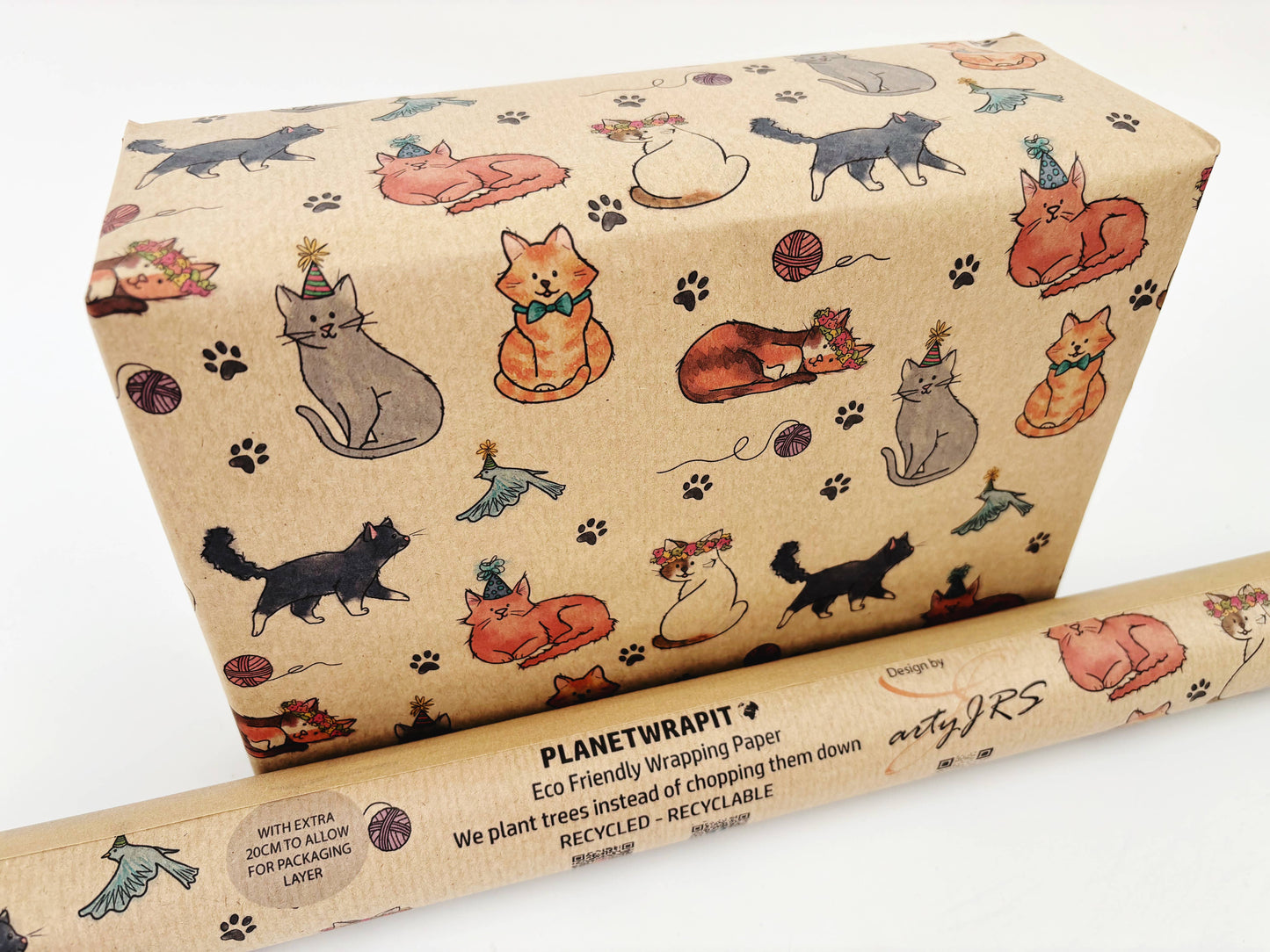 Gavepapir i resirkulert kraftpapir – med festglade katter! (Rull 3 m x 50 cm)
