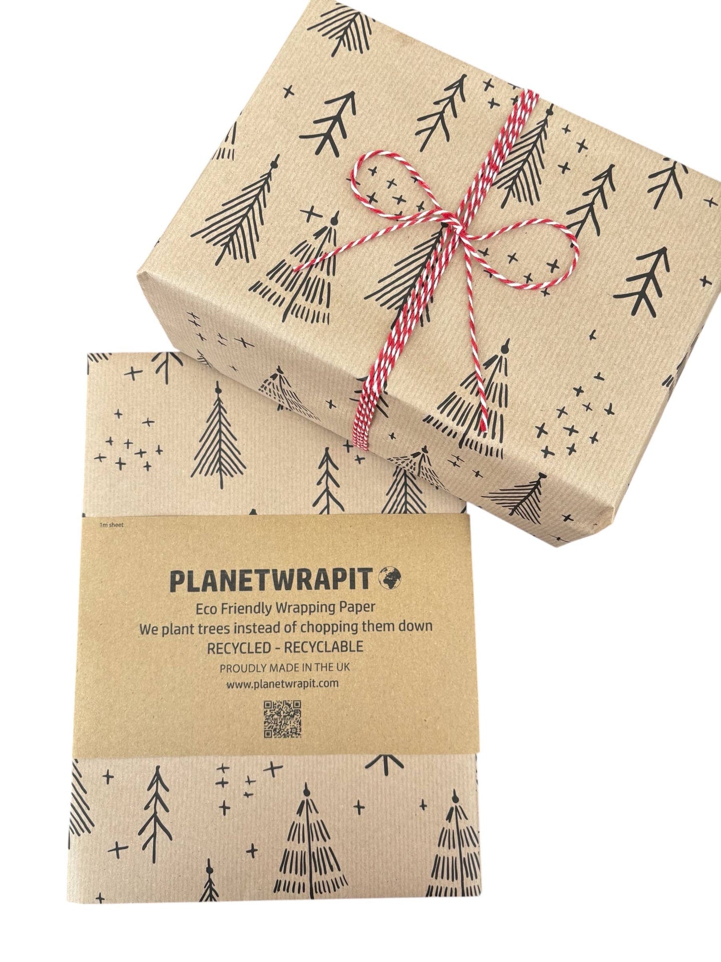 Gavepapir i resirkulert kraftpapir – med elegante svarte juletrær! (rull 3m x 50 cm)