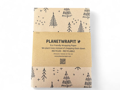 Gavepapir i resirkulert kraftpapir – med elegante svarte juletrær! (rull 3m x 50 cm)