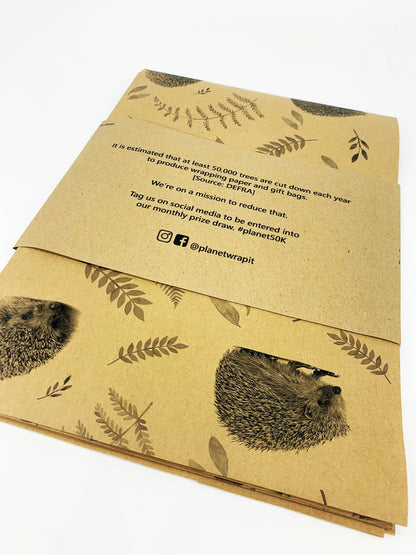 Gavepapir i resirkulert kraftpapir – med søte piggsvin! (Rull 3 m x 50 cm)