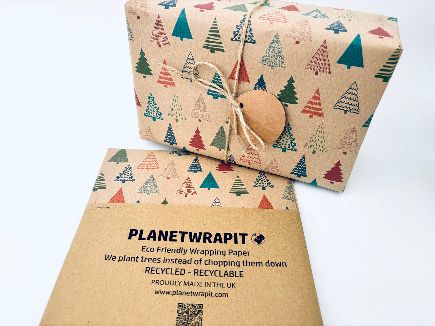 Gavepapir i resirkulert kraftpapir – med fargerike juletrær! (Rull 3 m x 50 cm)
