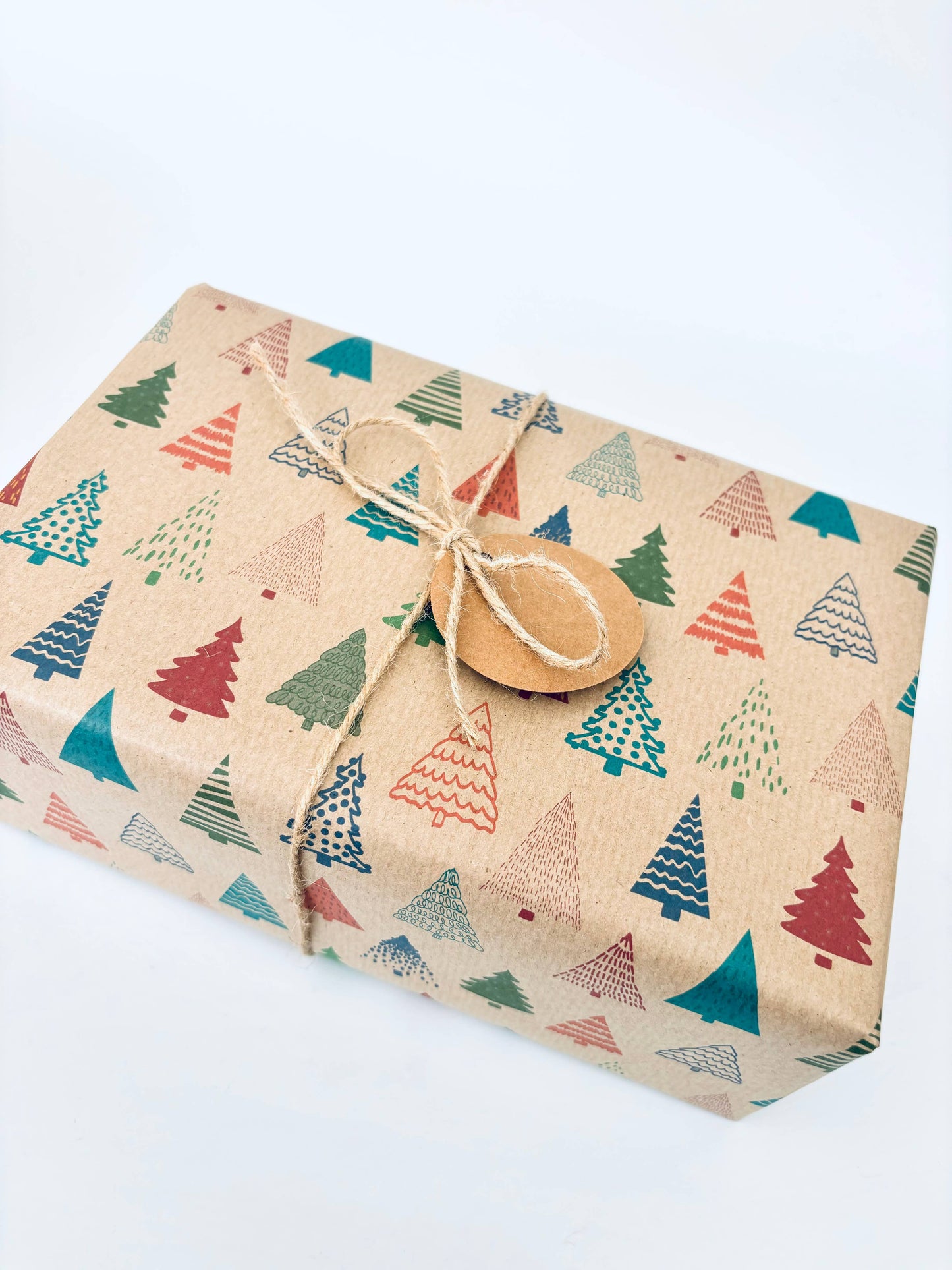 Gavepapir i resirkulert kraftpapir – med fargerike juletrær! (Rull 3 m x 50 cm)