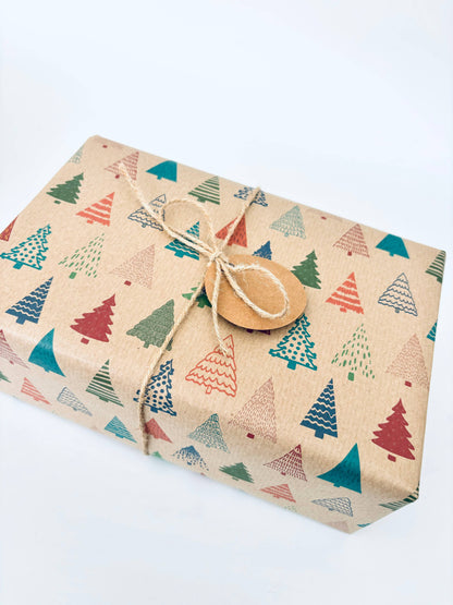 Gavepapir i resirkulert kraftpapir – med fargerike juletrær! (Rull 3 m x 50 cm)