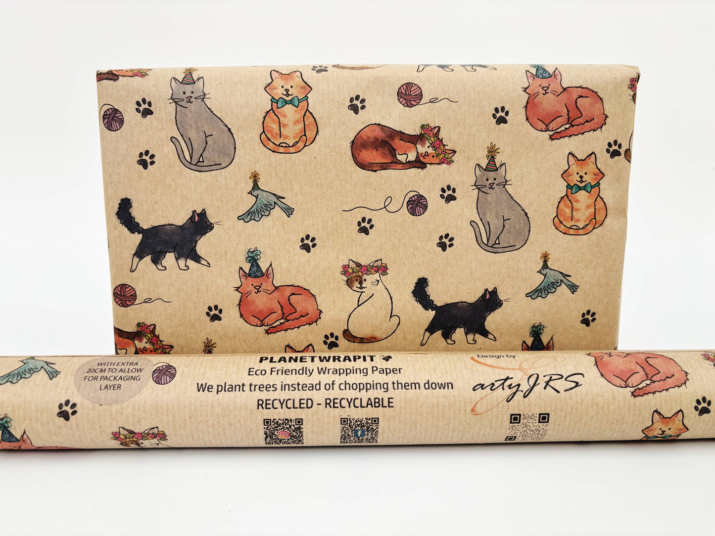 Gavepapir i resirkulert kraftpapir – med festglade katter! (Rull 3 m x 50 cm)