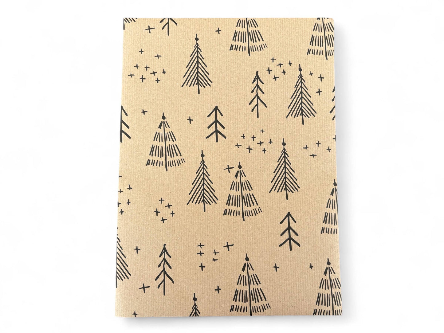 Gavepapir i resirkulert kraftpapir – med elegante svarte juletrær! (rull 3m x 50 cm)