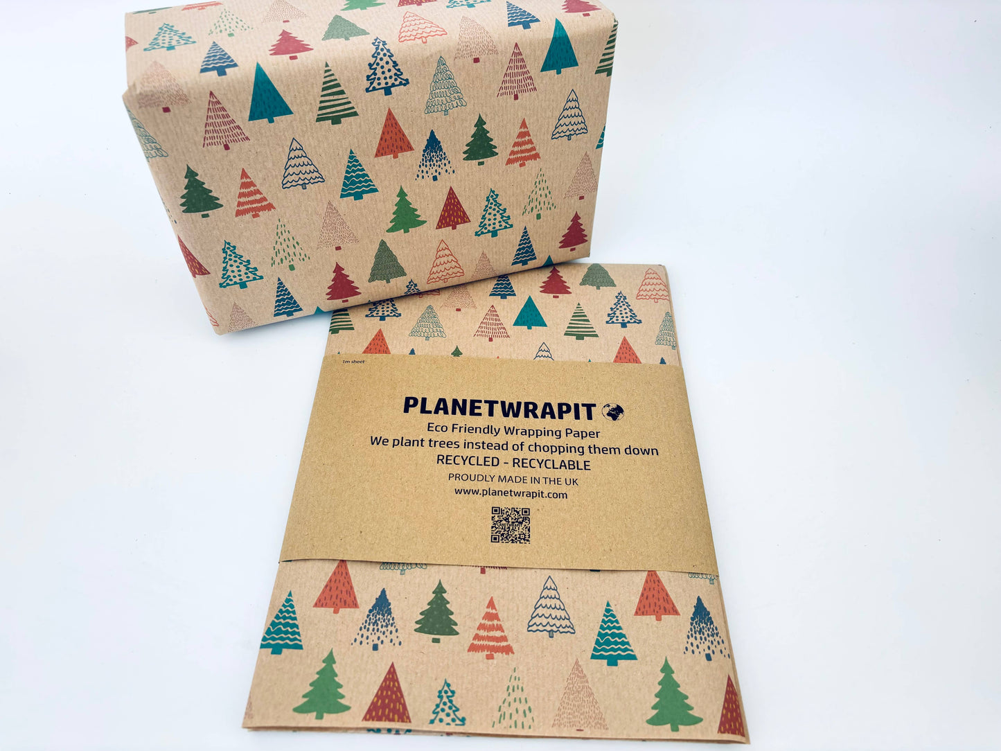 Gavepapir i resirkulert kraftpapir – med fargerike juletrær! (Rull 3 m x 50 cm)