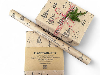 Gavepapir i resirkulert kraftpapir – med elegante svarte juletrær! (rull 3m x 50 cm)