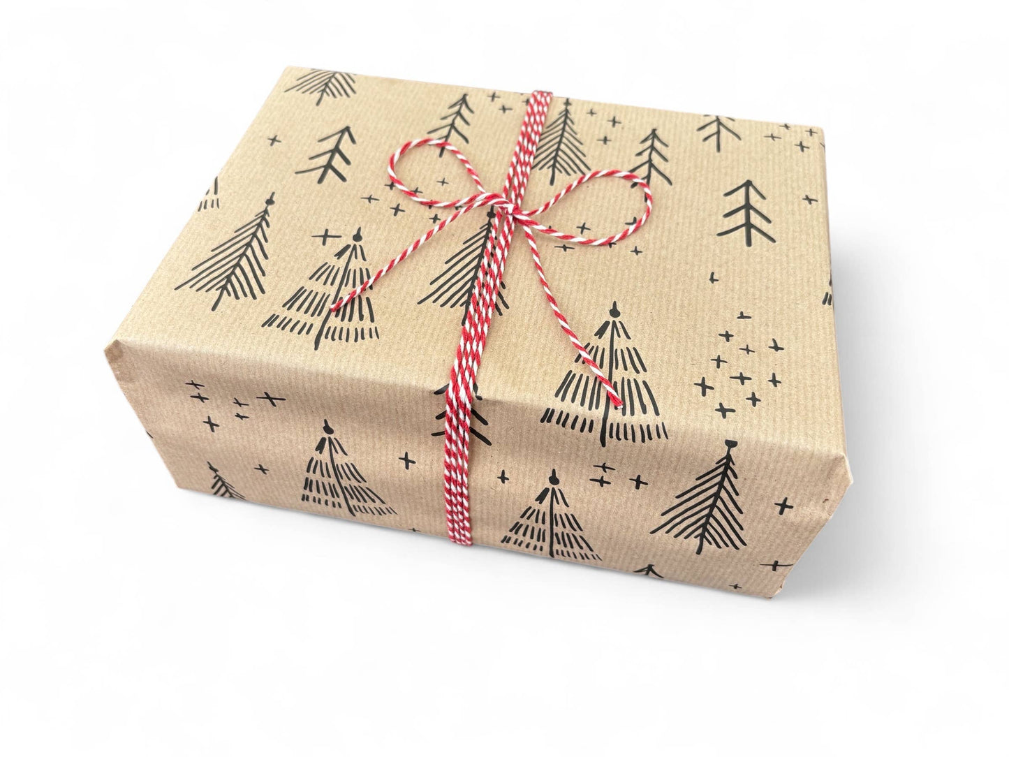 Gavepapir i resirkulert kraftpapir – med elegante svarte juletrær! (rull 3m x 50 cm)