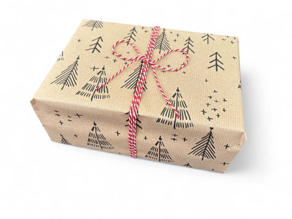 Gavepapir i resirkulert kraftpapir – med elegante svarte juletrær! (rull 3m x 50 cm)