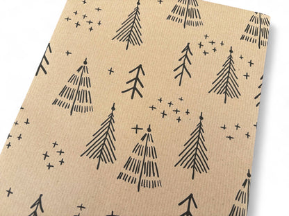 Gavepapir i resirkulert kraftpapir – med elegante svarte juletrær! (rull 3m x 50 cm)