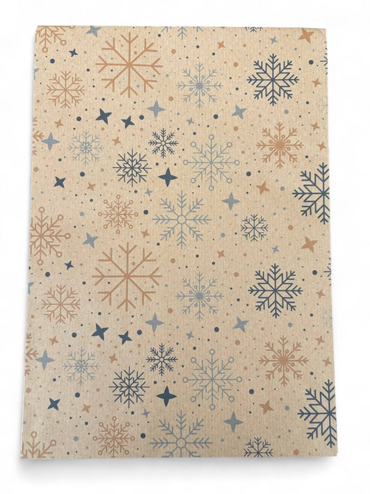 Gavepapir i resirkulert kraftpapir – med vakre jule-snøfnugg! (Rull 3 m x 50 cm)
