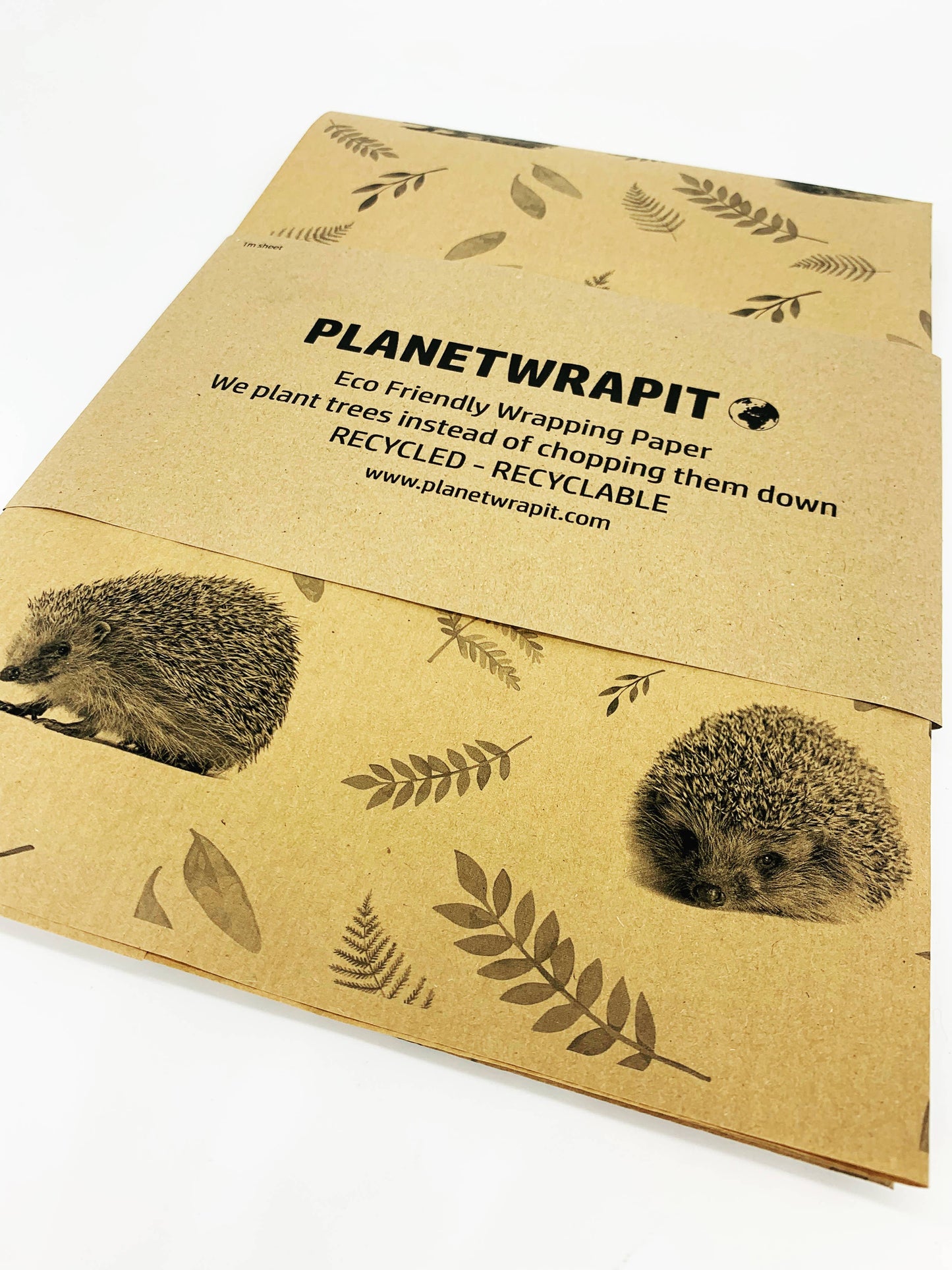 Gavepapir i resirkulert kraftpapir – med søte piggsvin! (Rull 3 m x 50 cm)