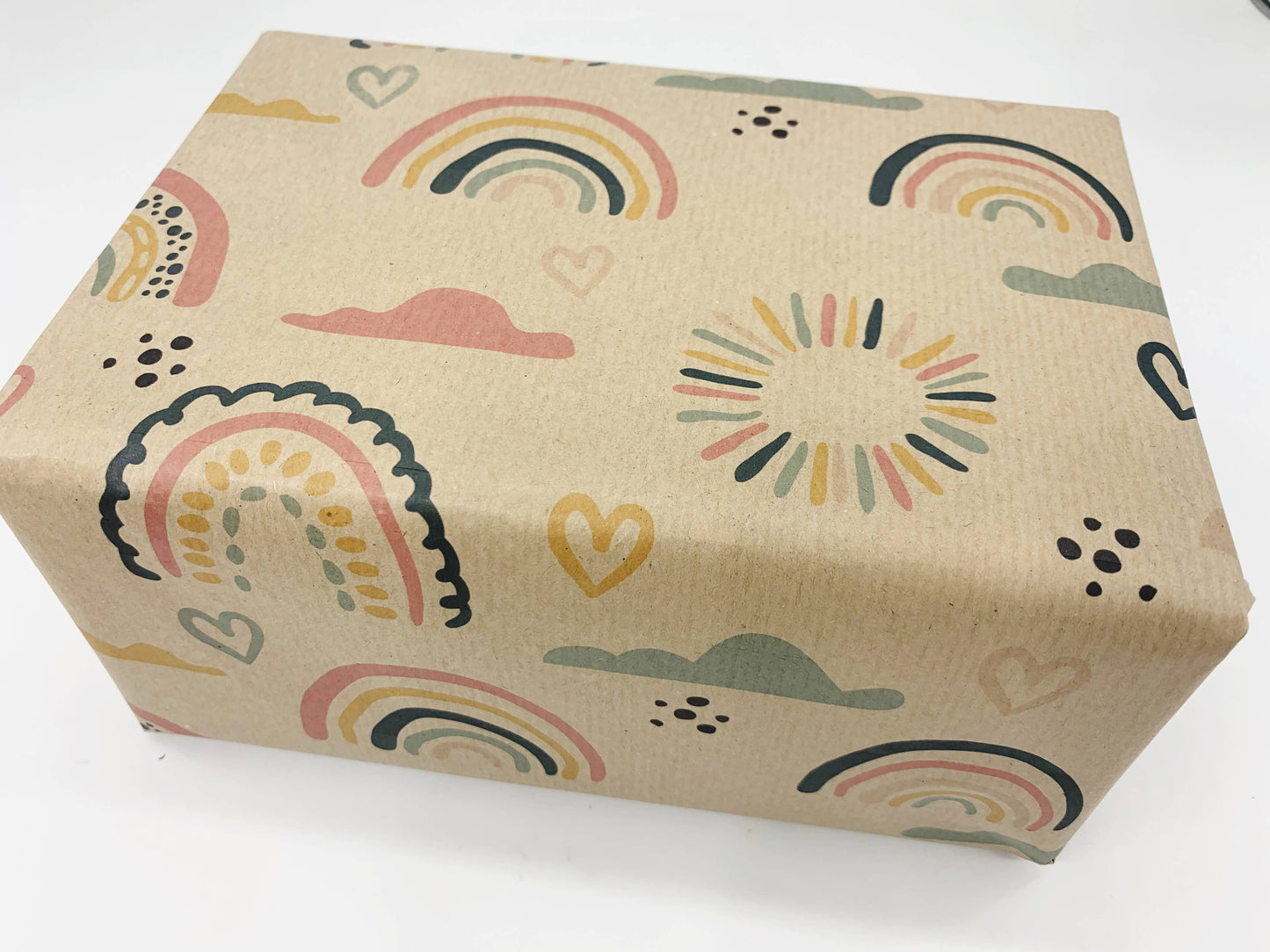 Gavepapir i resirkulert kraftpapir – med regnbuer og hjerter! (Rull 3 m x 50 cm)