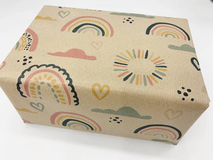 Gavepapir i resirkulert kraftpapir – med regnbuer og hjerter! (Rull 3 m x 50 cm)