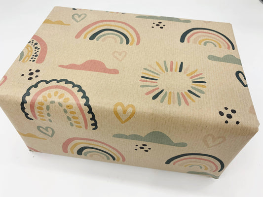 Gavepapir i resirkulert kraftpapir – med regnbuer og hjerter! (Rull 3 m x 50 cm)