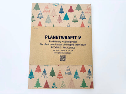 Gavepapir i resirkulert kraftpapir – med fargerike juletrær! (Rull 3 m x 50 cm)