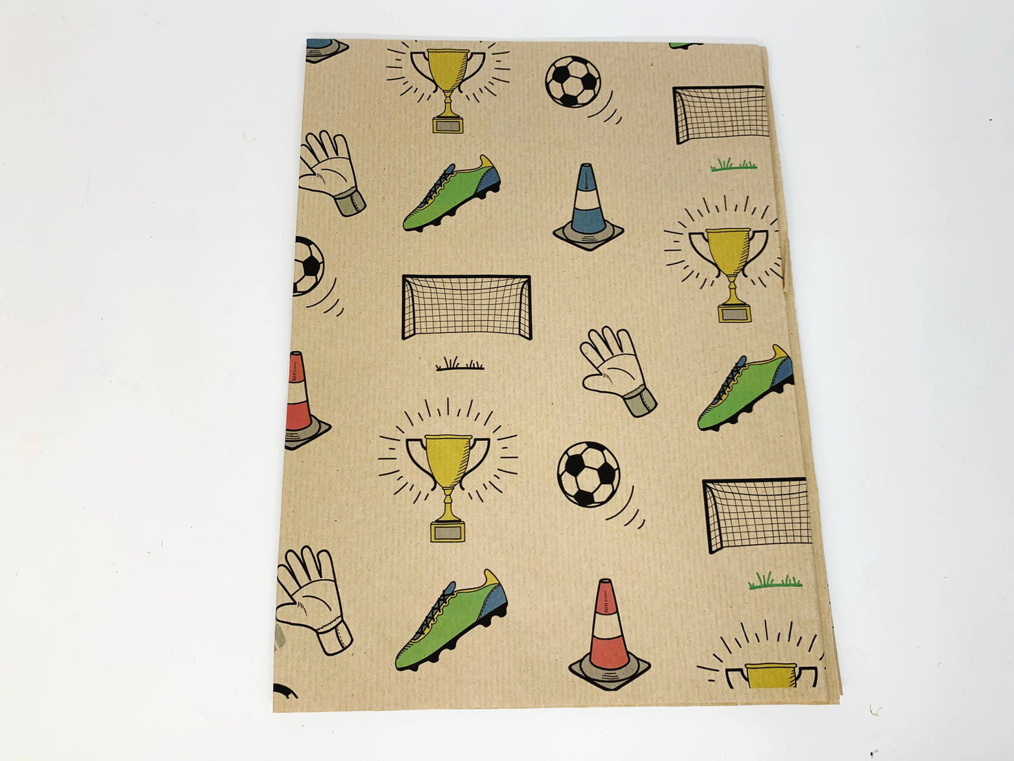 Gavepapir i resirkulert kraftpapir – perfekt for fotballfansen! (Rull 3 m x 50 cm)