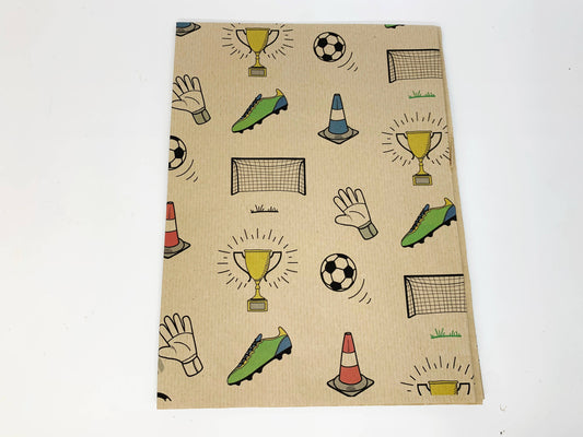 Gavepapir i resirkulert kraftpapir – perfekt for fotballfansen! (Rull 3 m x 50 cm)