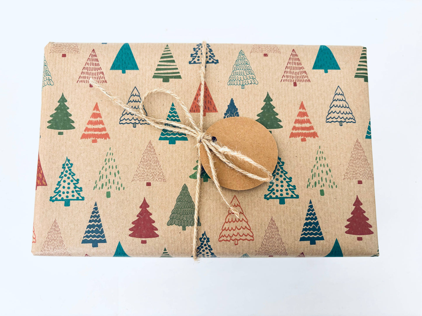 Gavepapir i resirkulert kraftpapir – med fargerike juletrær! (Rull 3 m x 50 cm)