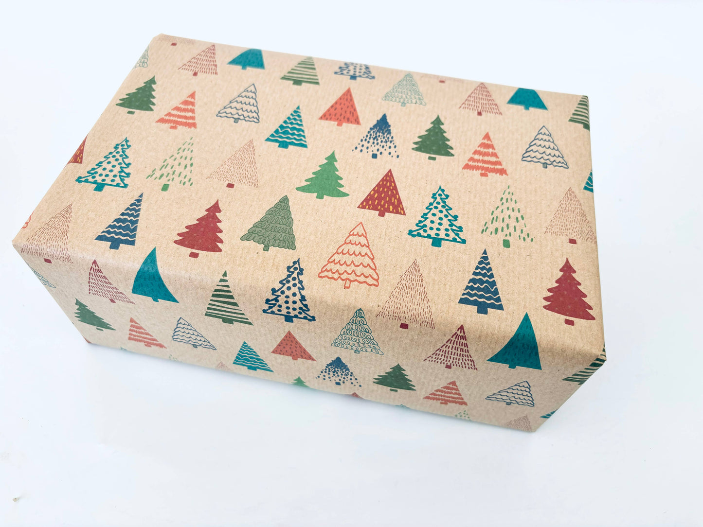 Gavepapir i resirkulert kraftpapir – med fargerike juletrær! (Rull 3 m x 50 cm)