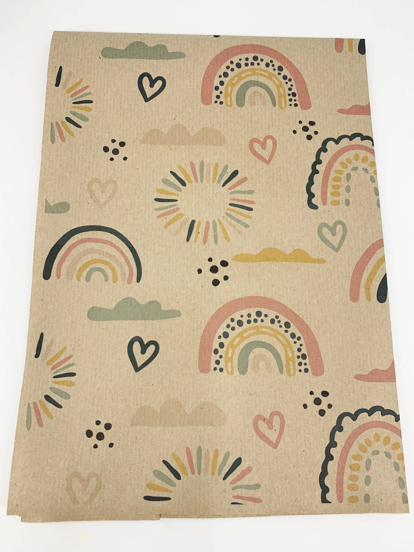 Gavepapir i resirkulert kraftpapir – med regnbuer og hjerter! (Rull 3 m x 50 cm)