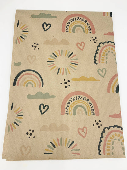 Gavepapir i resirkulert kraftpapir – med regnbuer og hjerter! (Rull 3 m x 50 cm)