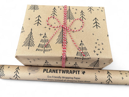 Gavepapir i resirkulert kraftpapir – med elegante svarte juletrær! (rull 3m x 50 cm)