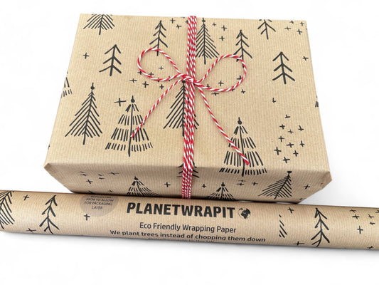 Gavepapir i resirkulert kraftpapir – med elegante svarte juletrær! (rull 3m x 50 cm)