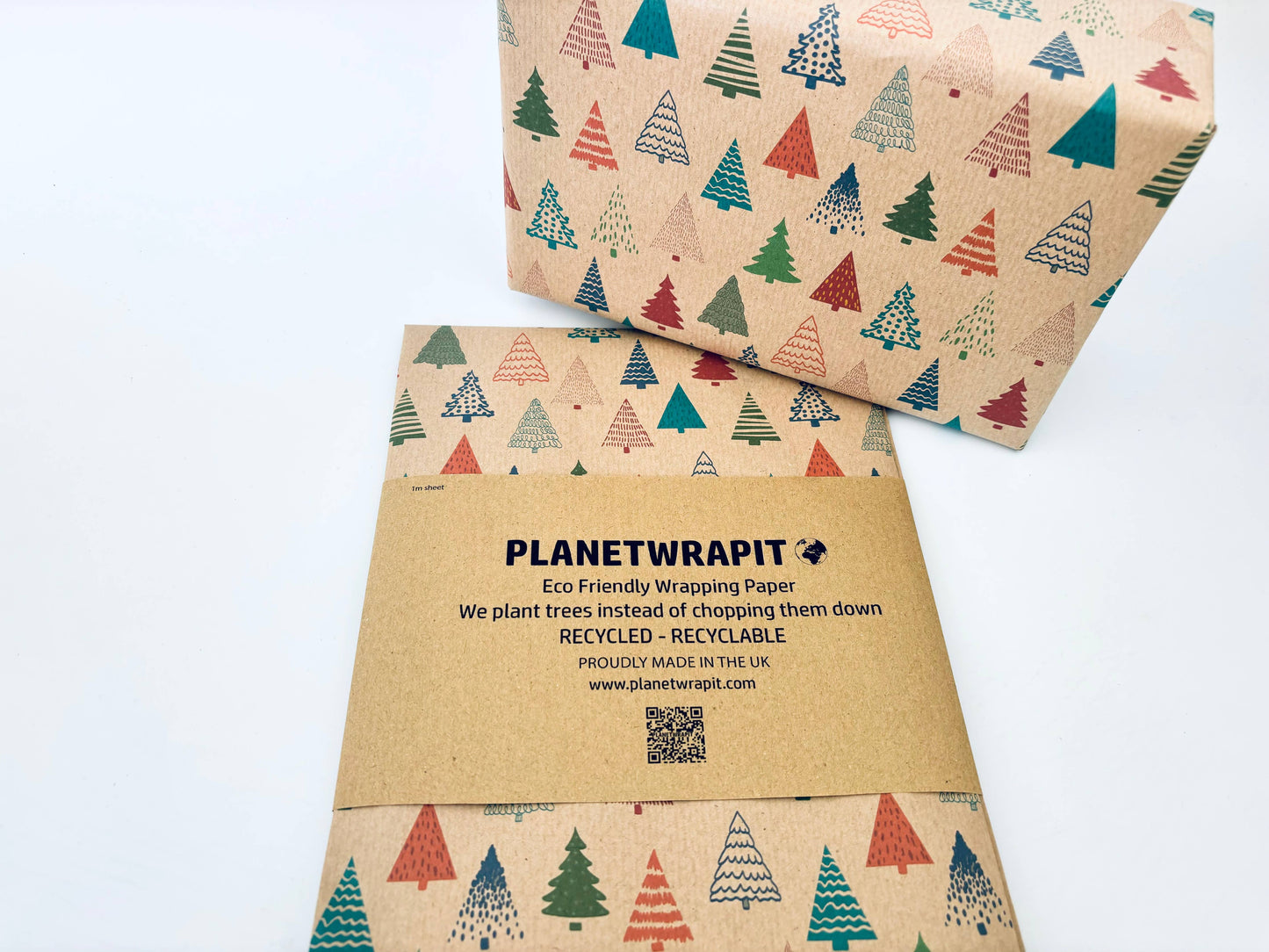 Gavepapir i resirkulert kraftpapir – med fargerike juletrær! (Rull 3 m x 50 cm)