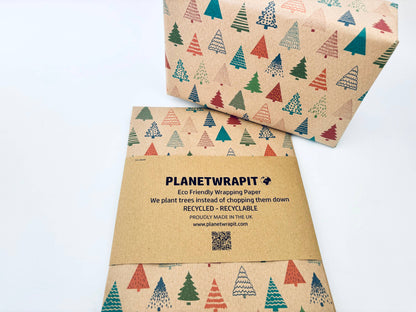 Gavepapir i resirkulert kraftpapir – med fargerike juletrær! (Rull 3 m x 50 cm)