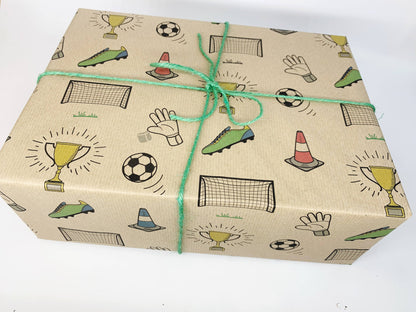 Gavepapir i resirkulert kraftpapir – perfekt for fotballfansen! (Rull 3 m x 50 cm)