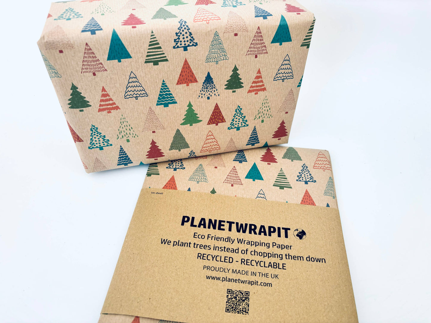Gavepapir i resirkulert kraftpapir – med fargerike juletrær! (Rull 3 m x 50 cm)