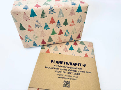 Gavepapir i resirkulert kraftpapir – med fargerike juletrær! (Rull 3 m x 50 cm)