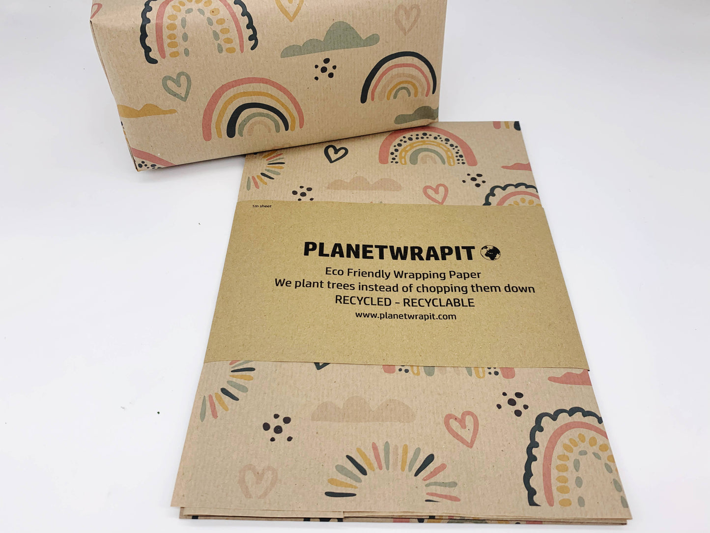 Gavepapir i resirkulert kraftpapir – med regnbuer og hjerter! (Rull 3 m x 50 cm)