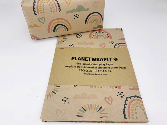 Gavepapir i resirkulert kraftpapir – med regnbuer og hjerter! (Rull 3 m x 50 cm)