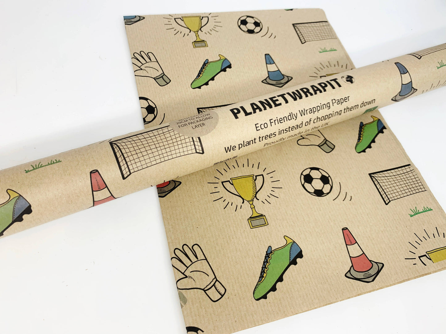 Gavepapir i resirkulert kraftpapir – perfekt for fotballfansen! (Rull 3 m x 50 cm)